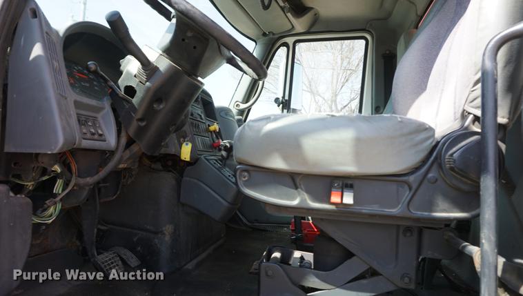 image for item DE3327 2003 International 7400 silage truck