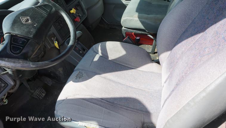 image for item DE3327 2003 International 7400 silage truck