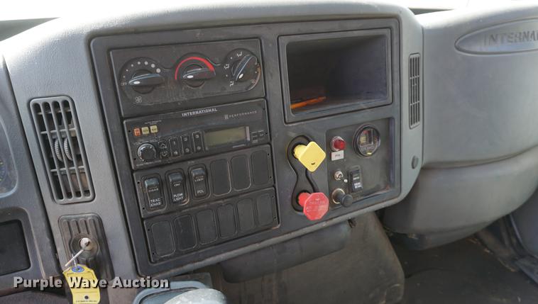 image for item DE3327 2003 International 7400 silage truck