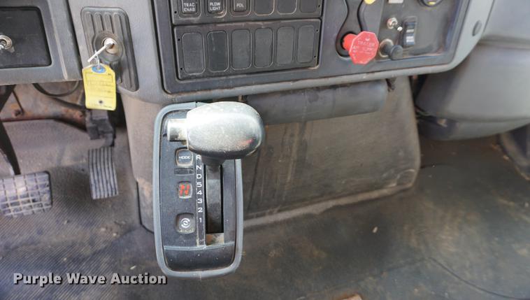 image for item DE3327 2003 International 7400 silage truck