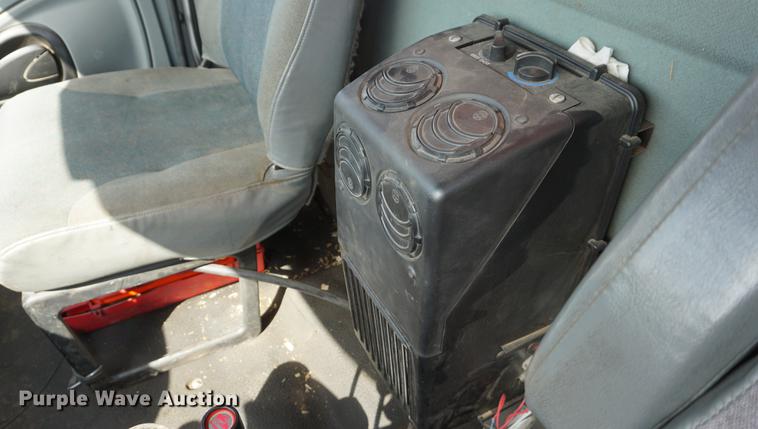 image for item DE3327 2003 International 7400 silage truck