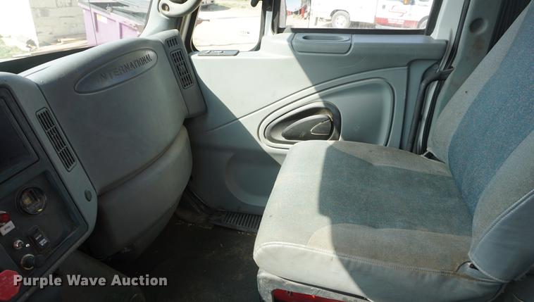 image for item DE3327 2003 International 7400 silage truck