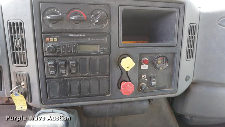 image for item DE3327 2003 International 7400 silage truck