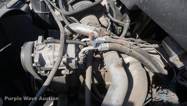 image for item DE3327 2003 International 7400 silage truck