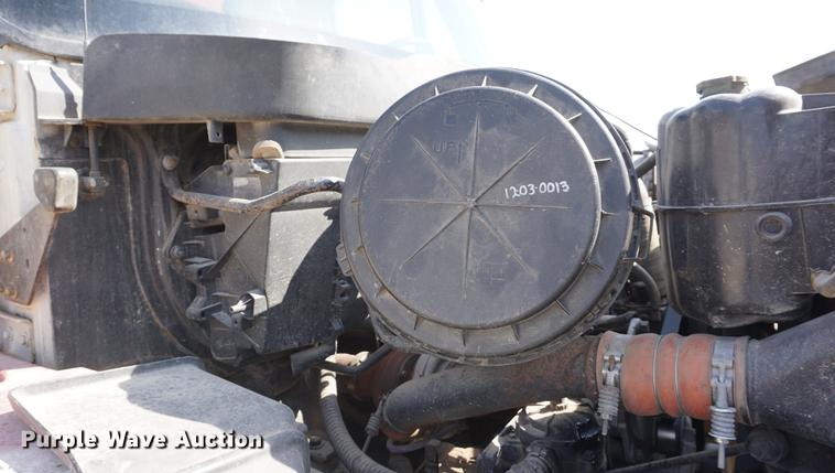 image for item DE3327 2003 International 7400 silage truck