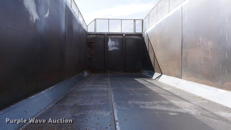 image for item DE3327 2003 International 7400 silage truck