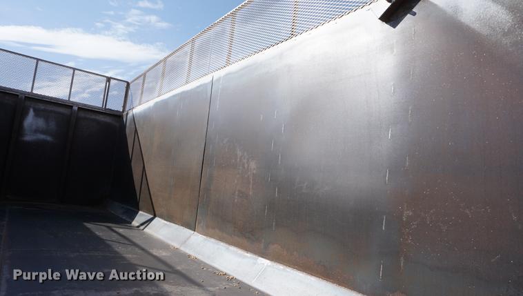 image for item DE3327 2003 International 7400 silage truck