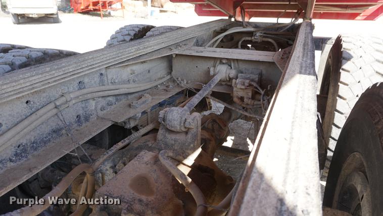 image for item DE3327 2003 International 7400 silage truck