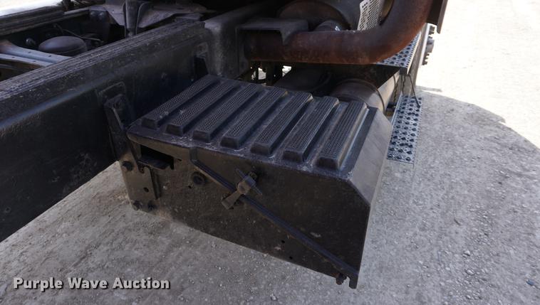 image for item DE3327 2003 International 7400 silage truck