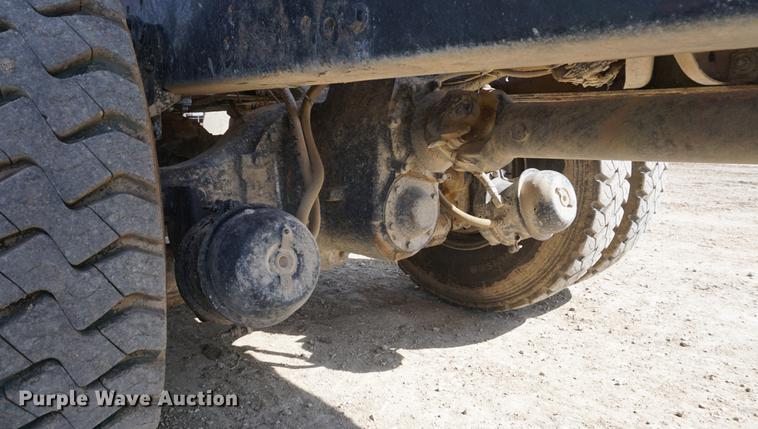 image for item DE3327 2003 International 7400 silage truck