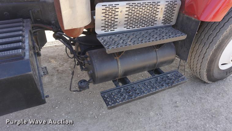 image for item DE3327 2003 International 7400 silage truck