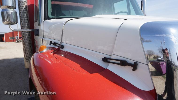 image for item DE3327 2003 International 7400 silage truck