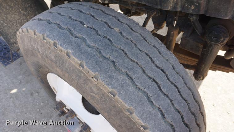 image for item DE3327 2003 International 7400 silage truck