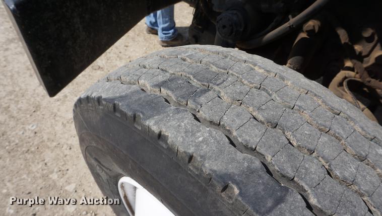 image for item DE3327 2003 International 7400 silage truck