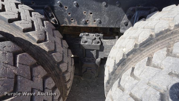 image for item DE3327 2003 International 7400 silage truck