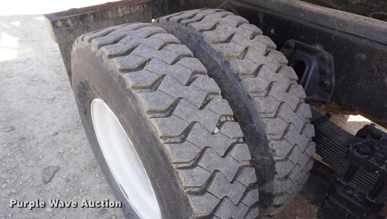 image for item DE3327 2003 International 7400 silage truck