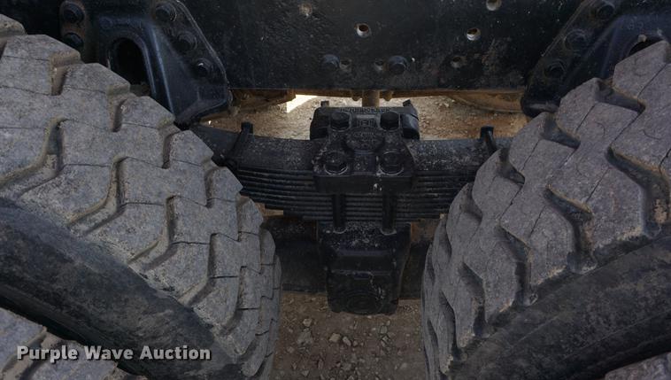 image for item DE3327 2003 International 7400 silage truck