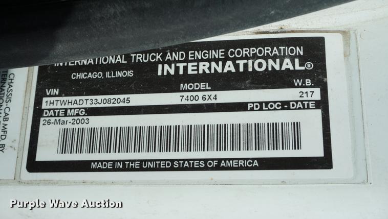 image for item DE3327 2003 International 7400 silage truck