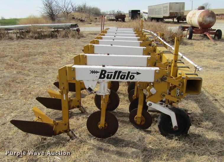 image for item DE6713 1994 Buffalo 63000830 cultivator