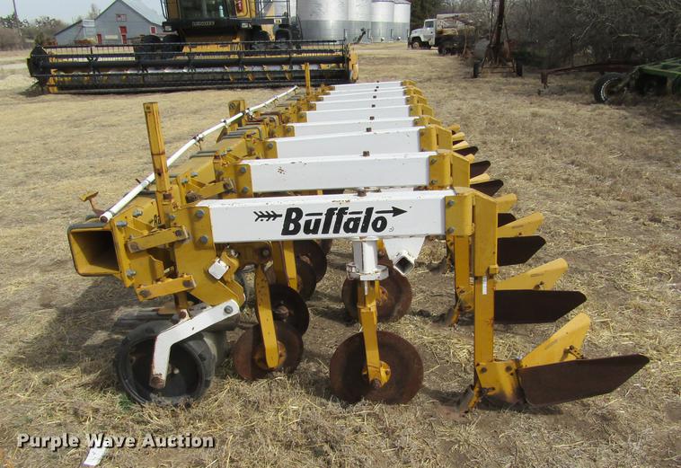image for item DE6713 1994 Buffalo 63000830 cultivator