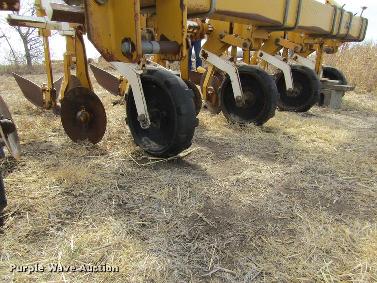 image for item DE6713 1994 Buffalo 63000830 cultivator