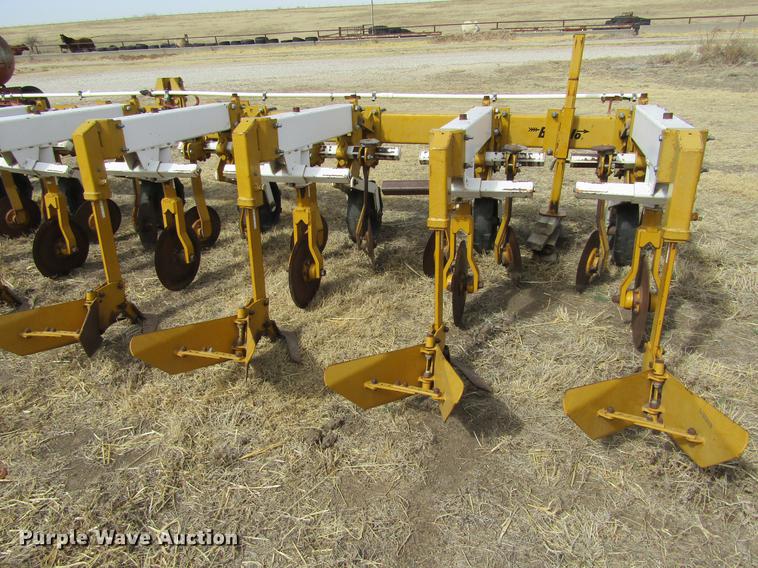 image for item DE6713 1994 Buffalo 63000830 cultivator