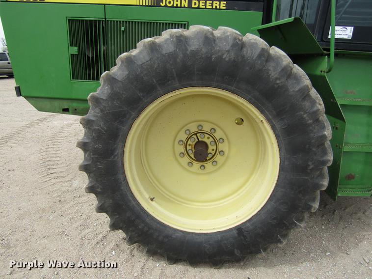 image for item DE6715 1992 John Deere 8560 4WD tractor