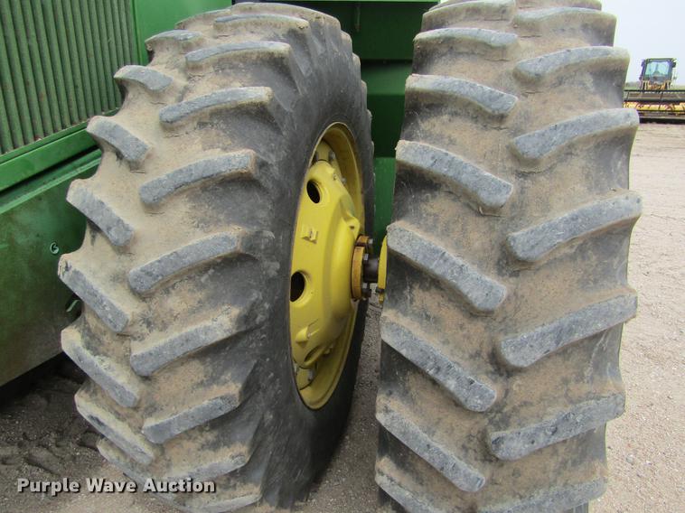 image for item DE6715 1992 John Deere 8560 4WD tractor