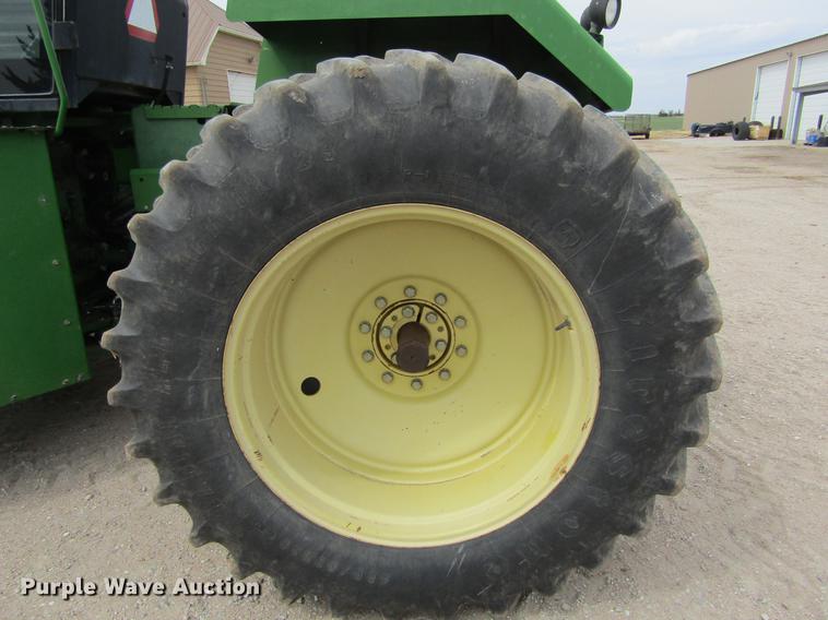 image for item DE6715 1992 John Deere 8560 4WD tractor