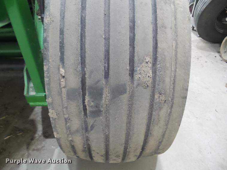 image for item DZ9230 2012 John Deere 568 round baler