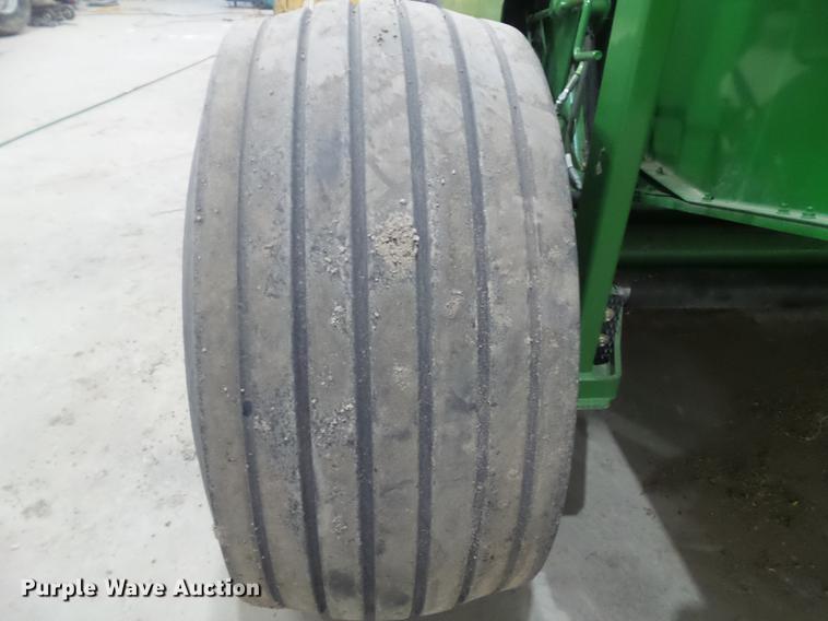 image for item DZ9230 2012 John Deere 568 round baler
