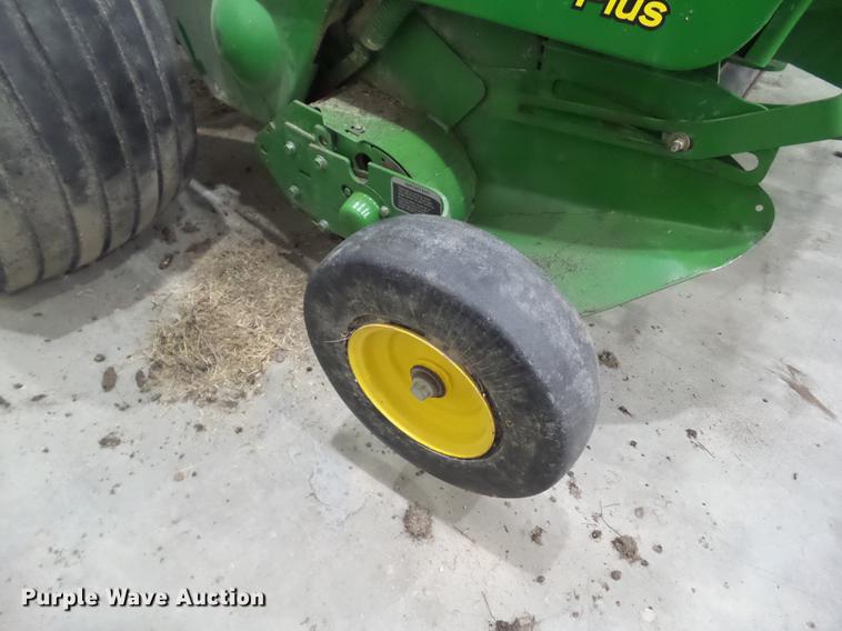 image for item DZ9230 2012 John Deere 568 round baler