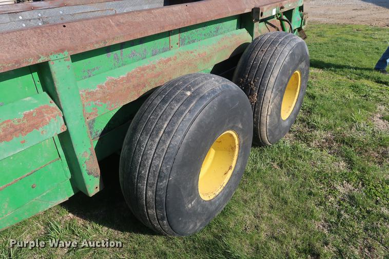 image for item EL9283 John Deere 780 manure spreader