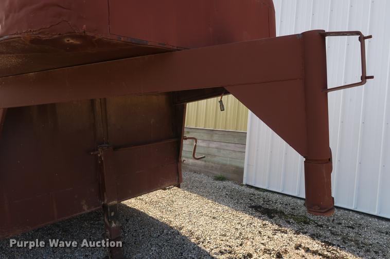 image for item EL9284 1988 Ponderosa livestock trailer