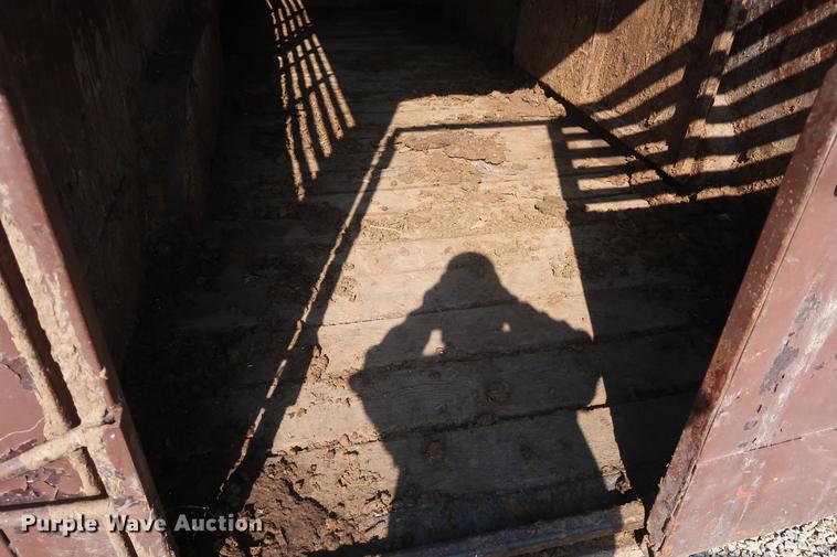 image for item EL9284 1988 Ponderosa livestock trailer