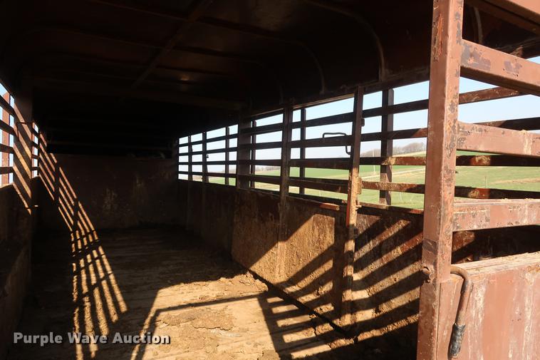 image for item EL9284 1988 Ponderosa livestock trailer