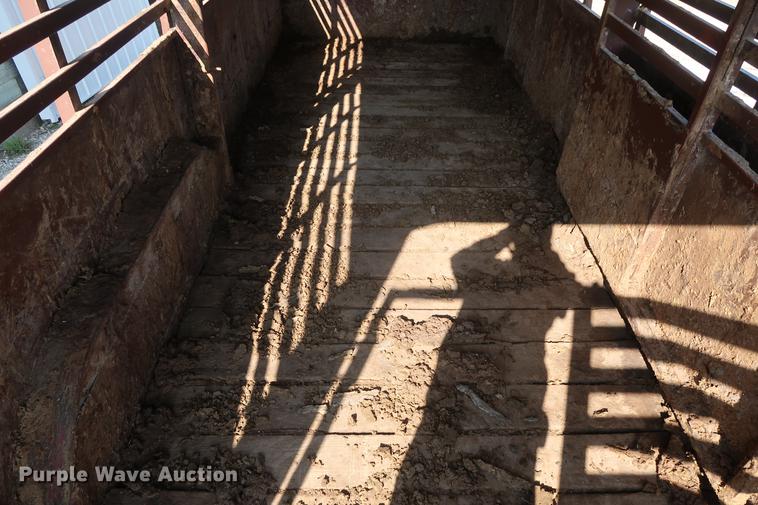 image for item EL9284 1988 Ponderosa livestock trailer