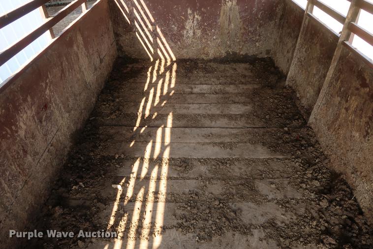 image for item EL9284 1988 Ponderosa livestock trailer