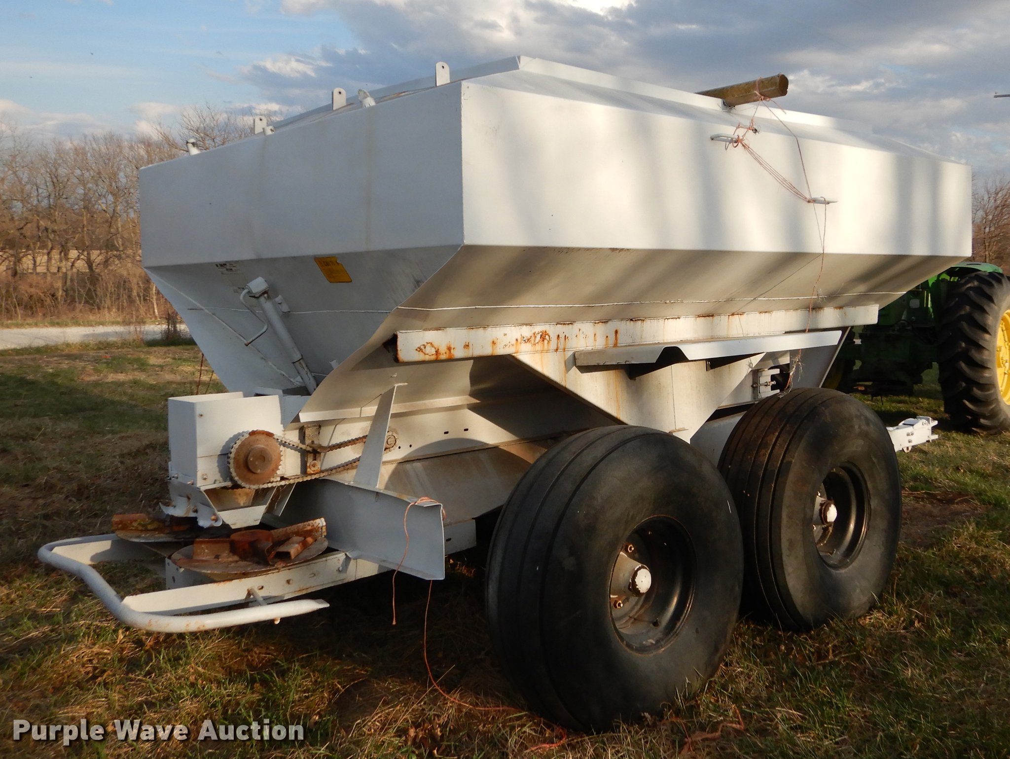 Mobility fertilizer spreader in Westmoreland, KS Item DC0418 sold