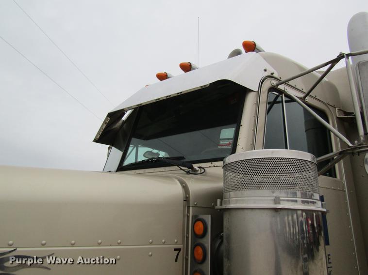 image for item DC4306 2000 Peterbilt 379 semi truck