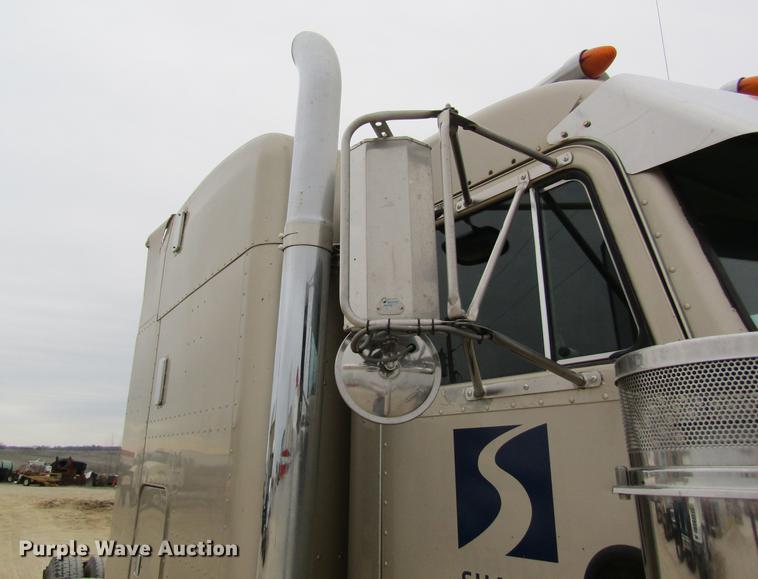 image for item DC4306 2000 Peterbilt 379 semi truck
