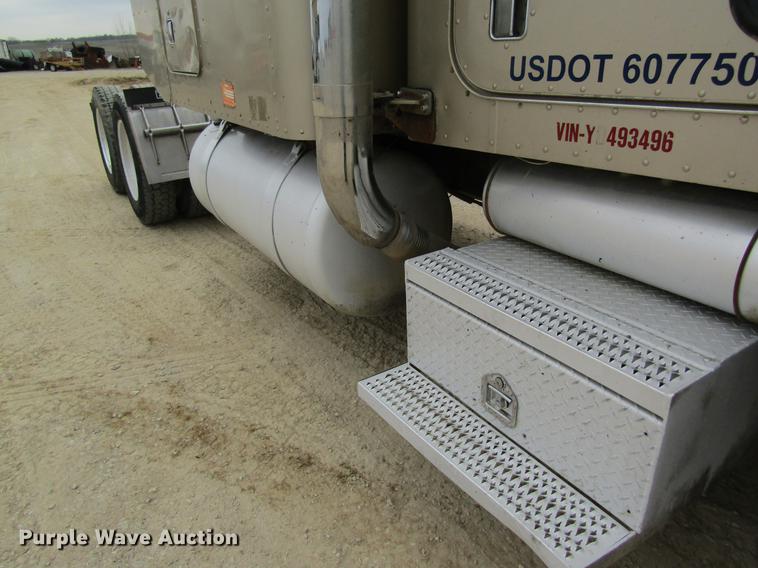 image for item DC4306 2000 Peterbilt 379 semi truck
