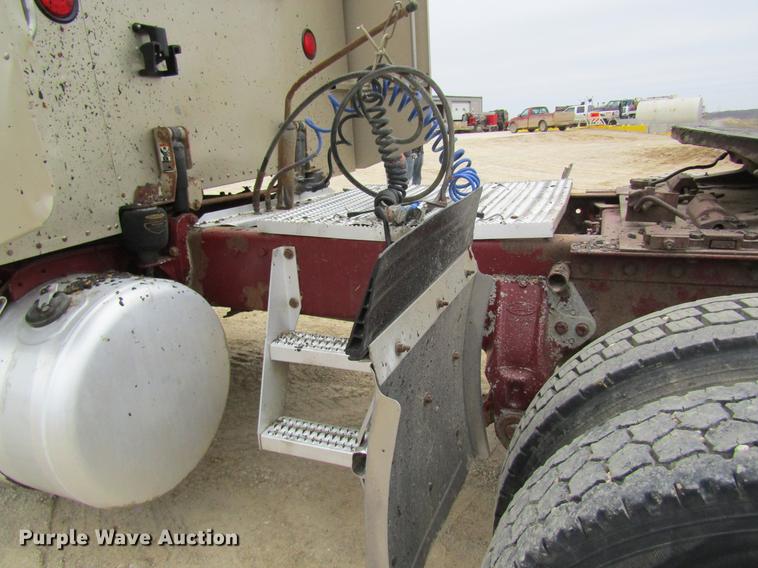 image for item DC4306 2000 Peterbilt 379 semi truck