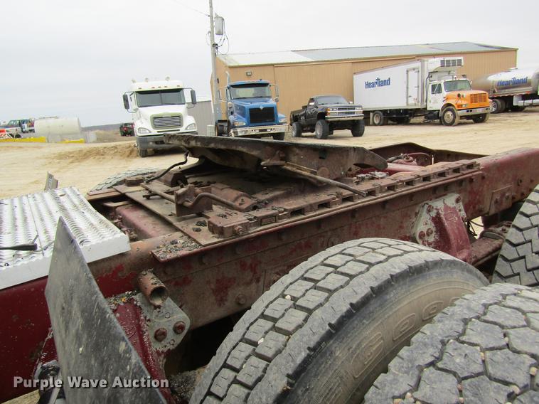 image for item DC4306 2000 Peterbilt 379 semi truck