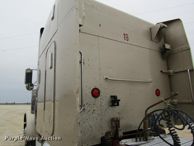 image for item DC4306 2000 Peterbilt 379 semi truck