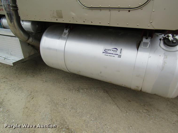 image for item DC4306 2000 Peterbilt 379 semi truck