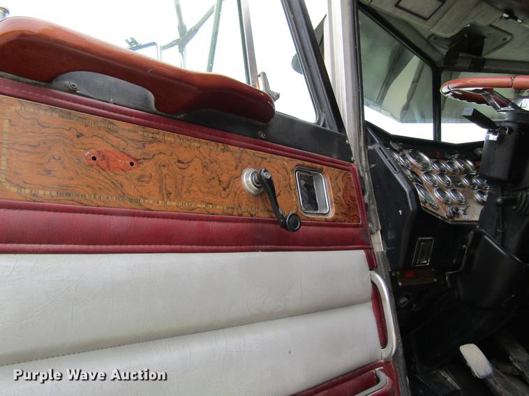 image for item DC4306 2000 Peterbilt 379 semi truck