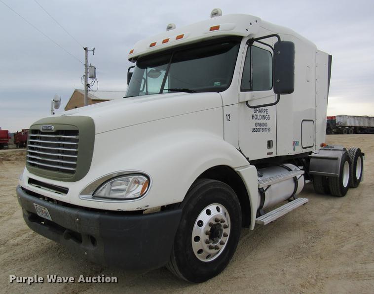 image for item DC4307 2007 Freightliner Columbia semi truck