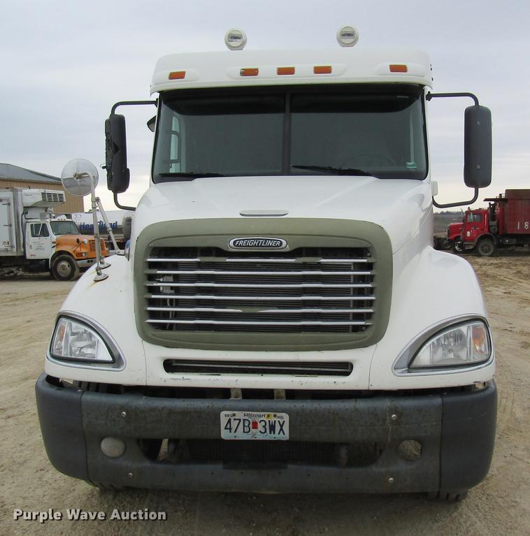 image for item DC4307 2007 Freightliner Columbia semi truck