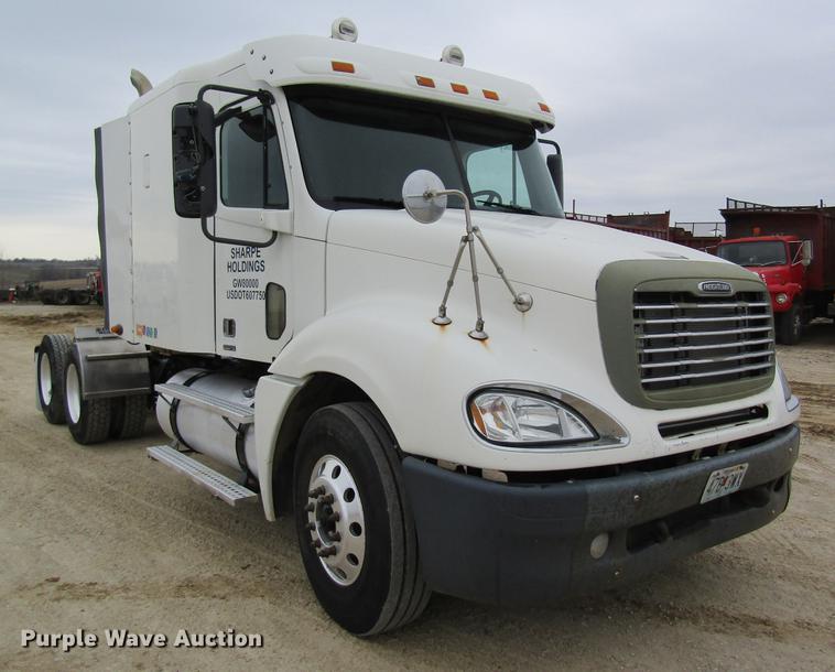 image for item DC4307 2007 Freightliner Columbia semi truck